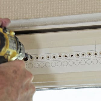 Ilmanvaihtoritilä oveen: Poraa reiät 10 millin terällä Ilmanvaihtoritilä oveen: Poraa reiät 10 millin terällä